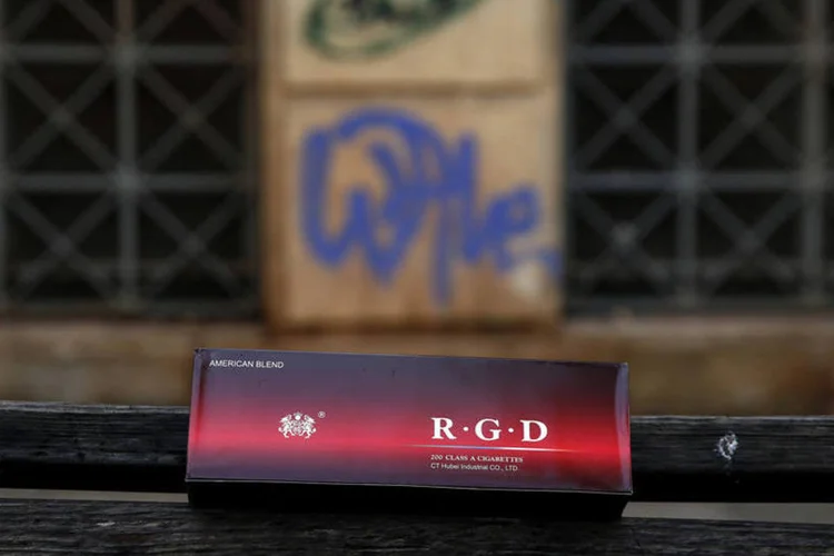 Cigarro contrabandeado: pagamento de impostos sobre vícios ajudaria Grécia e se recuperar (Yorgos Karahalis/Bloomberg)