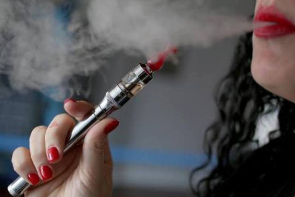 
	Cigarro eletr&ocirc;nico: poderia ser receitado para ajudar as pessoas a pararem de fumar e poderiam ser utilizados como alternativa aos adesivos de nicotina
 (Joe Raedle/AFP)