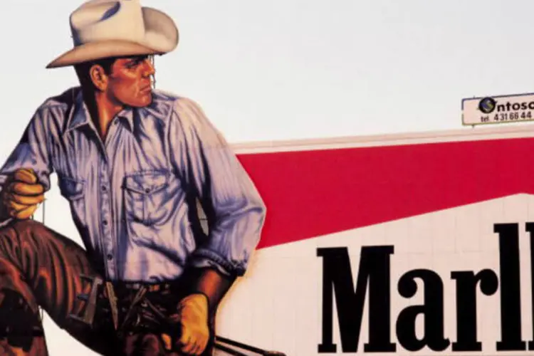 Anúncio de cigarro com o Marlboro Man: cigarros serão vendidos em maços sem marca, cor verde-oliva (Matias Nieto/Cover/Getty Images)