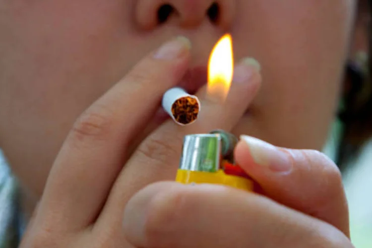 
	Mulher acende cigarro: segundo especialistas, o fumo &eacute; fator de risco para doen&ccedil;as n&atilde;o transmiss&iacute;veis, como o c&acirc;ncer, problemas cardiovasculares e respirat&oacute;rios
 (Marcos Santos/USP Imagens)