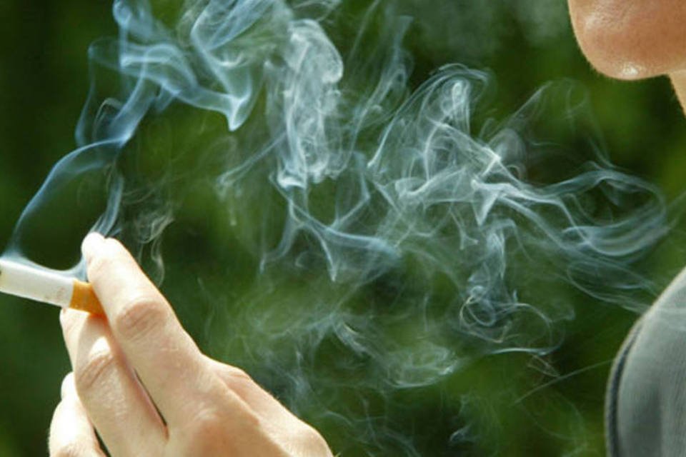 
	Mulher fumando: Gastos com fumo subiram 16,7% entre 2012 e 2013
 (Getty Images)