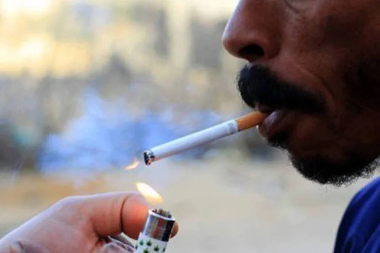 
	Homem com cigarro: desde o in&iacute;cio do programa, em 2005, 304 mil pessoas deixaram de fumar
 (Khaled Desouki/AFP)