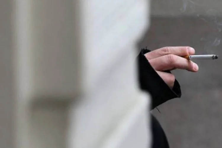 
	Fumante: para associa&ccedil;&atilde;o de bares e restaurantes, a multa deveria ser aplicada ao p&uacute;blico que infringir a lei e n&atilde;o aos propriet&aacute;rios
 (Justin Sullivan/Getty Images/AFP)