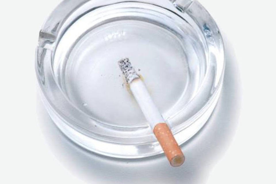 Austrália proíbe logos em maços de cigarro