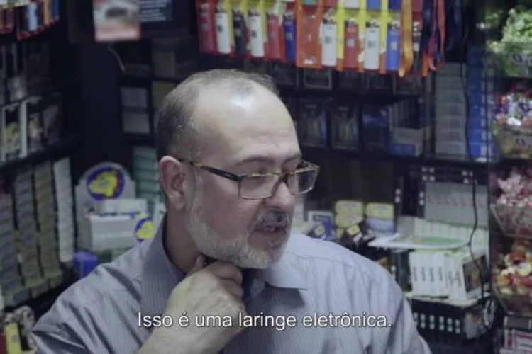 
	Para se comunicar, Jo&atilde;o precisa utilizar um aparelho batizado de &quot;laringe eletr&ocirc;nica&quot;, que confere &agrave; sua fala um tom rob&oacute;tico
 (Reprodução/YouTube)