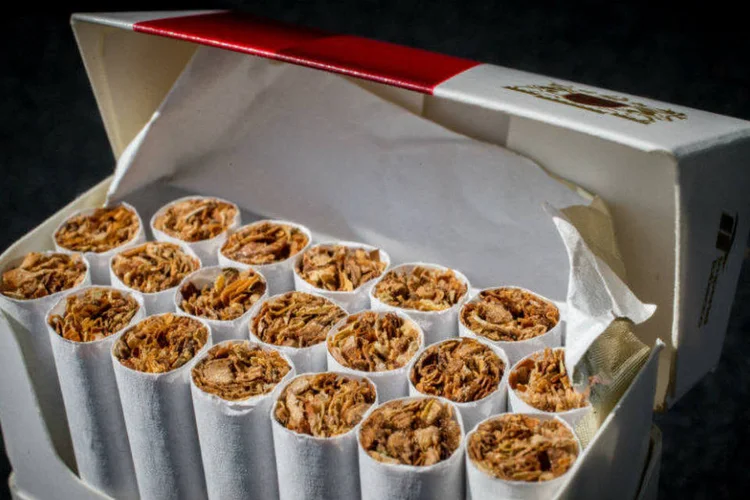 
	A ideia &eacute; retirar os logotipos das marcas e quaisquer an&uacute;ncios que exista nas embalagens de cigarros
 (Matt Cardy/Getty Images)