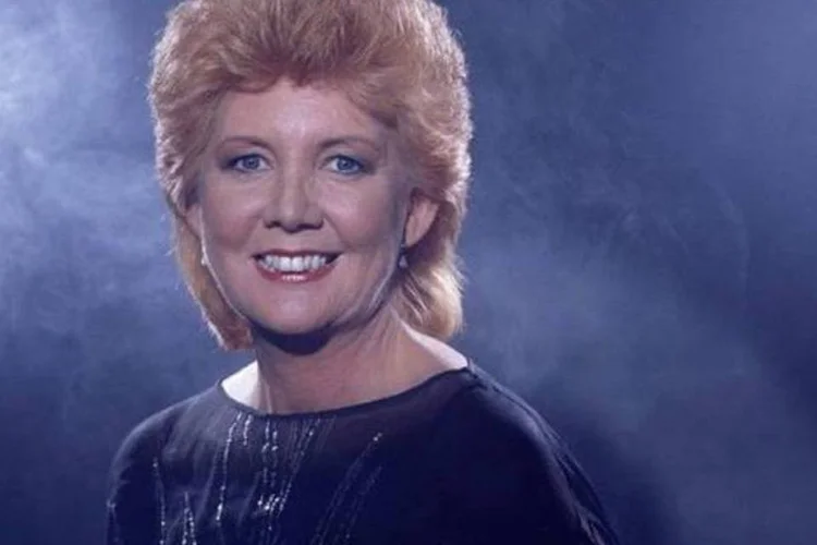 Cilla Black, cantora e apresentadora britânica (Reprodução/Facebook)