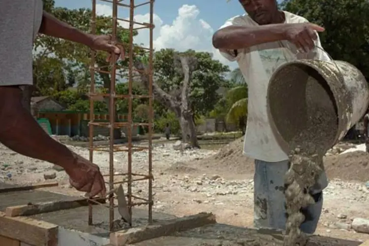 
	Trabalhadores jogando cimento em uma funda&ccedil;&atilde;o: caso da suspeita de cartel dos cimentos &eacute; investigado desde 2006
 (Lee Celano/Getty Images)