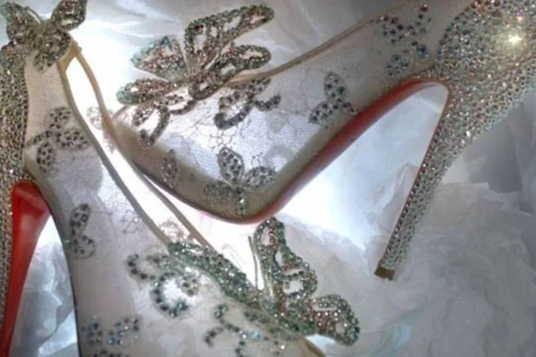 Sapato Louboutin feito para personagem Cinderela: Estilista ''reuniu os mundos da fantasia e do design de sapatos em perfeita harmonia'', diz Disney (Divulgação)