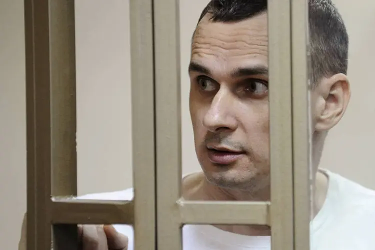 
	Diretor ucraniano Sentsov: ele tamb&eacute;m foi considerado culpado de posse ilegal de armas e de muni&ccedil;&atilde;o, e de tentar adquirir subst&acirc;ncias explosivas
 (Reuters / Sergey Pivovarov)