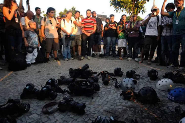 
	Homenagem ao cinegrafista Santiago Andrade: os profissionais de imprensa colocaram suas c&acirc;meras no ch&atilde;o e, de m&atilde;os dadas, rezaram um Pai Nosso
 (Fernando Frazão/Agência Brasil)