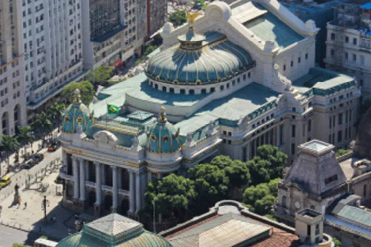 
	Cinel&acirc;ndia, no Rio: escadarias do pal&aacute;cio Pedro Ernesto, do Theatro Municipal e da Biblioteca Nacional j&aacute; est&atilde;o sendo ocupadas
 (GettyImages)