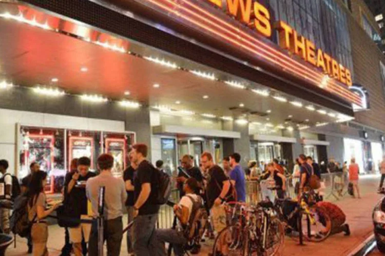 Fãs aguardam em frente a cinema de Nova York para assistir à estreia do novo filme do Batman: evento teve tiroteio que deixou 12 mortos (Mike Coppola/AFP)
