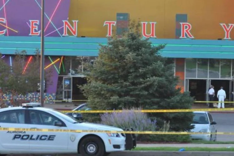Polícia no local do massacre: a Polícia subiu para 59 o número de feridos no tiroteio, ocorrido no interior de um cinema de Aurora, nos arredores de Denver (Thomas Cooper/Getty Images)