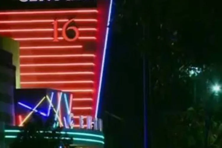Cinema em Aurora, EUA, onde ocorreu o tiroteio na estreia de "Batman": A chacina é o pior episódio desde o massacre de 33 estudantes na universidade Virgínia Tech (Reprodução/CNN)