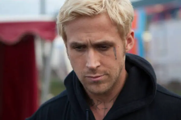 Ryan Gosling em trecho do filme "O Lugar Onde Tudo Termina": ator é Luke, motociclista que trabalha num Globo da Morte numa espécie de circo itinerante (Reprodução)