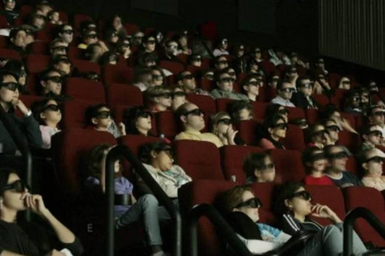 O estudo mostra que 59% dos entrevistados leem na internet as opiniões de outras pessoas sobre o filme que querem assistir (.)