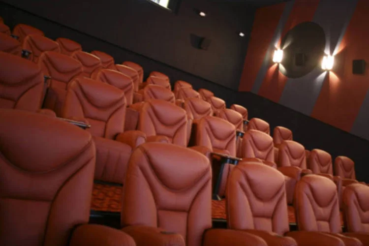 
	Cinema: sucesso inicial de exibi&ccedil;&atilde;o vai adicionar impulso para a ado&ccedil;&atilde;o lenta de lan&ccedil;amentos no mesmo dia de filmes no cinema e nos sistemas de v&iacute;deo sob demanda
 (Agencja Gazeta/Reuters)