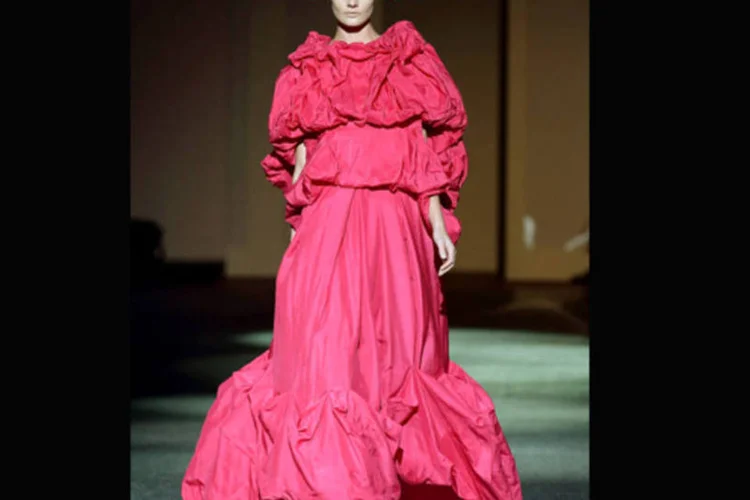 Modelo desfila peça da coleção de Yoshiki Hishinuma no quinto dia da Semana de Moda  2013 de Cingapura  (Suhaimi Abdullah/Getty Images)
