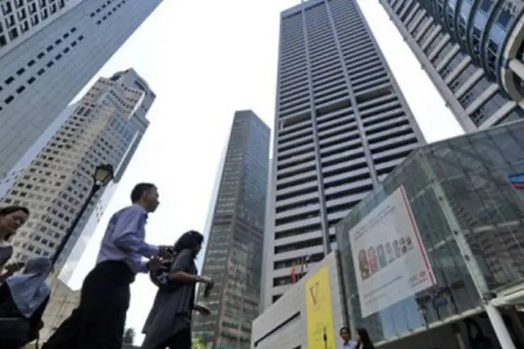 
	Pessoas caminham em centro comercial de Cingapura: em 2010, o pa&iacute;s j&aacute; foi considerado pelo estudo a economia mais rica
 (Roslan Rahman/AFP)