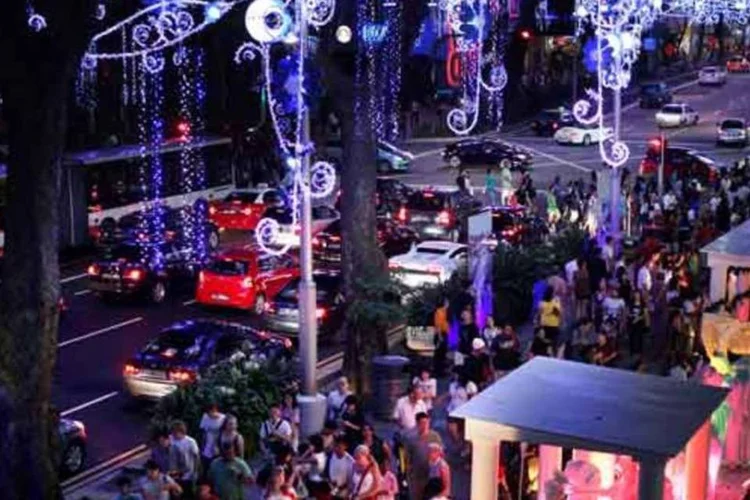 Pessoas andam por Orchard Road, rua de compras em Cingapura, em dezembro de 2011 (Chris McGrath/Getty Images)