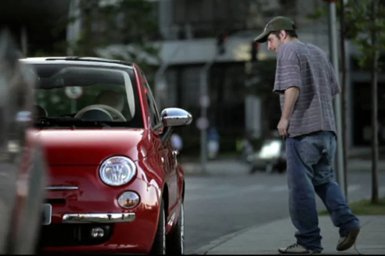Inversão de papéis: flanelinha paga para poder observar o carro da motorista  (Divulgação)