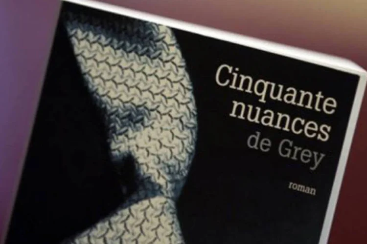 
	Exemplar em franc&ecirc;s de &quot;Cinquenta Tons de Cinza&quot;: o livro, chamado de &quot;porn&ocirc; para m&atilde;es&quot;, recebeu cr&iacute;ticas devastadoras dos suplementos liter&aacute;rios franceses
 (Kenzo Tribouillard/AFP)