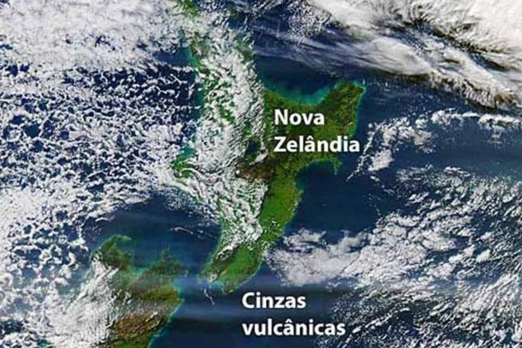 A foto feita por um satélite da Nasa mostra a nuvem de cinzas vulcânicas sobre a Nova Zelândia (Jeff Schmaltz / MODIS Rapid Response Team at NASA GSFC)