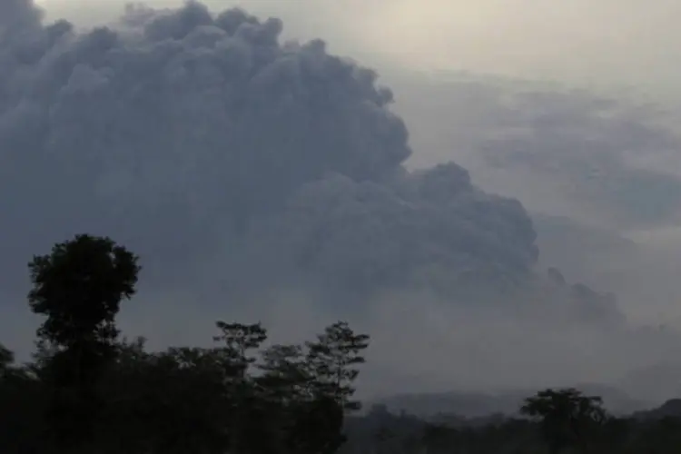 Nuvem de cinzas durante erupção do vulcão Kelud, na Indonésia: autoridades ordenaram a evacuação dos moradores (Sigit Pamungkas/Reuters)
