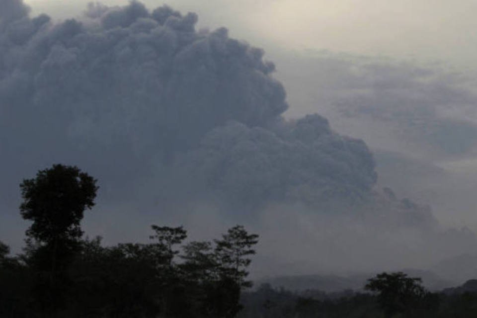 Vulcão Kelud mata 2 e exige retirada de 200 mil na Indonésia