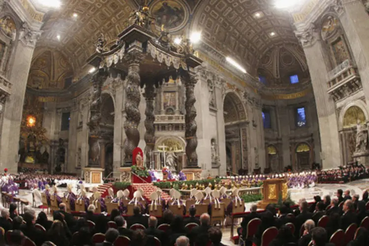 Multidão comparece à Missa de CInzas: a missa que tradicionalmente é celebrada na basílica romana de Santa Sabina, foi transferida nesta ocasião ao Vaticano. (REUTERS/Alessandro Bianchi)