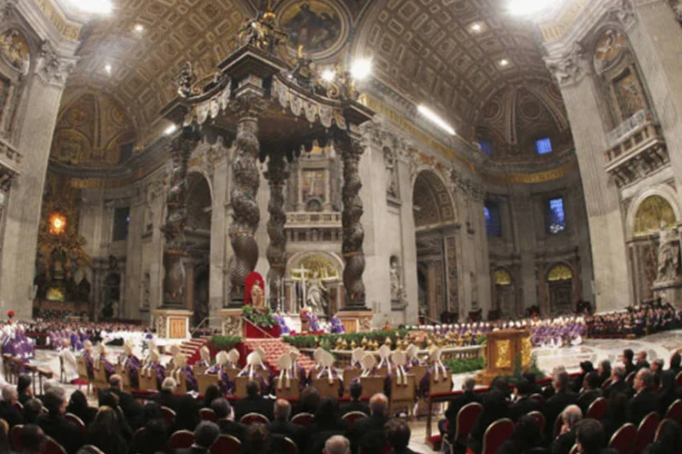 Multidão comparece à Missa de CInzas: a missa que tradicionalmente é celebrada na basílica romana de Santa Sabina, foi transferida nesta ocasião ao Vaticano. (REUTERS/Alessandro Bianchi)