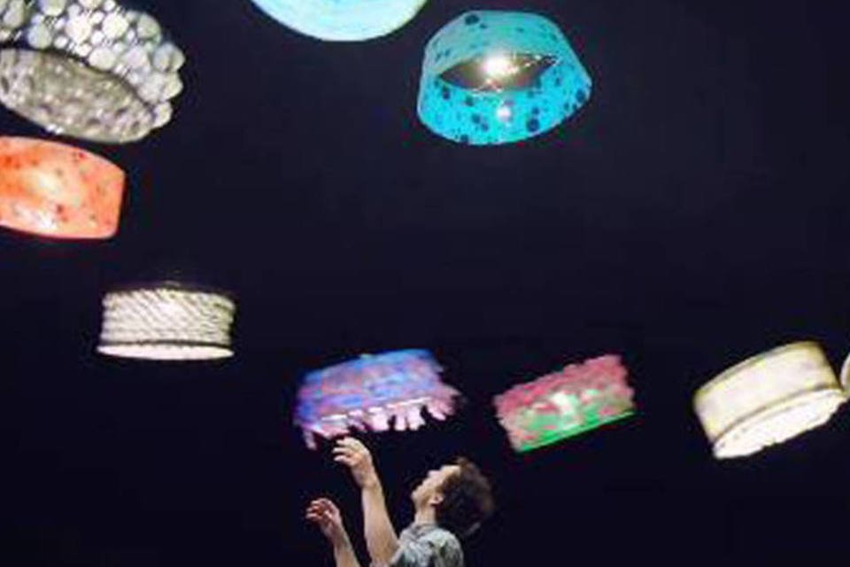 Cirque du Soleil: vídeo mostra eletricista trabalhando em sua mesa rodeada por abajures (Reprodução/YouTube)