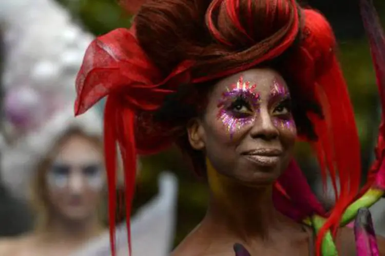 Membro do Cirque du Soleil participa de evento em Nova York (Timothy A. Clary/AFP)