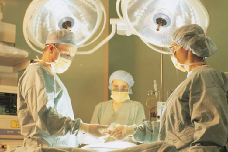 
	Sala de cirurgia no Hospital Albert Einstein, em S&atilde;o Paulo: o paciente encontrava-se em estado cr&iacute;tico devido a queimaduras de terceiro grau que atingiram mais de 50% do seu corpo
 (Heudes Regis /Veja São Paulo)