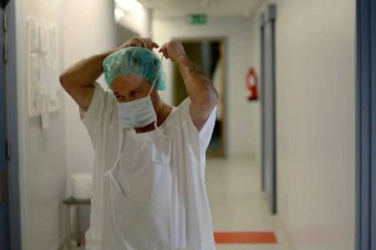 
	O cirurgi&atilde;o portugu&ecirc;s Jos&eacute; Noronha se prepara para mais uma cirurgia: s&atilde;o muitas as personalidades que j&aacute; passaram pelas m&atilde;os dele
 (Francisco Leong/AFP)