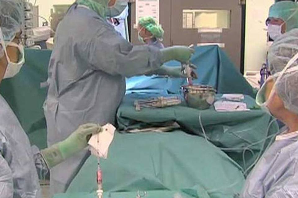 Médicos implantam traqueia artificial viva em paciente