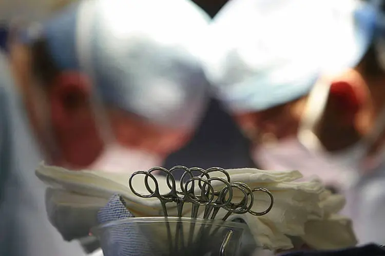 
	Cirurgias: de acordo com o m&eacute;dico, 36 cirurgias e 800 consultas deixaram de ser feitas, mas casos urgentes continuam sendo atendidos
 (Christopher Furlong/Getty Images)