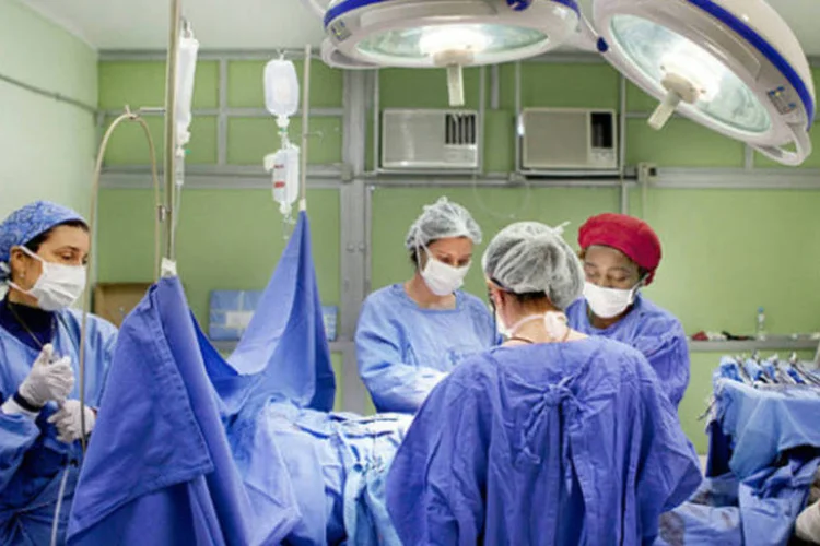 
	Centro cir&uacute;rgico de hospital: queda &eacute; explicada pela facilidade cada vez maior de acesso a m&eacute;todos anticoncepcionais nesses pa&iacute;ses
 (Divulgação/Ministério da Saúde)