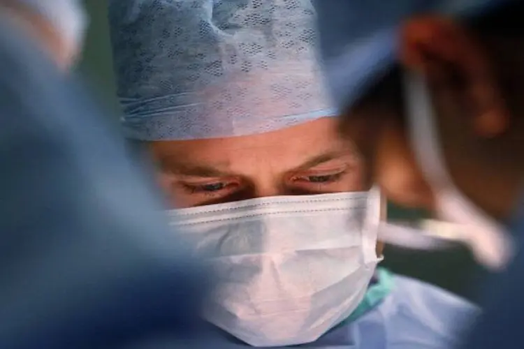 
	M&eacute;dico realiza cirurgia: pacientes desistem de operar por causa da demora na fila do SUS
 (Getty Images)