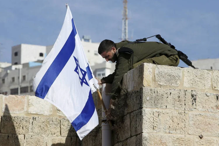 
	Israel: em sua habitual pol&iacute;tica de ambiguidade nem o governo israelense nem o ex&eacute;rcito fizeram coment&aacute;rios sobre a morte de Badreddine
 (Mussa Qawasma / Reuters)