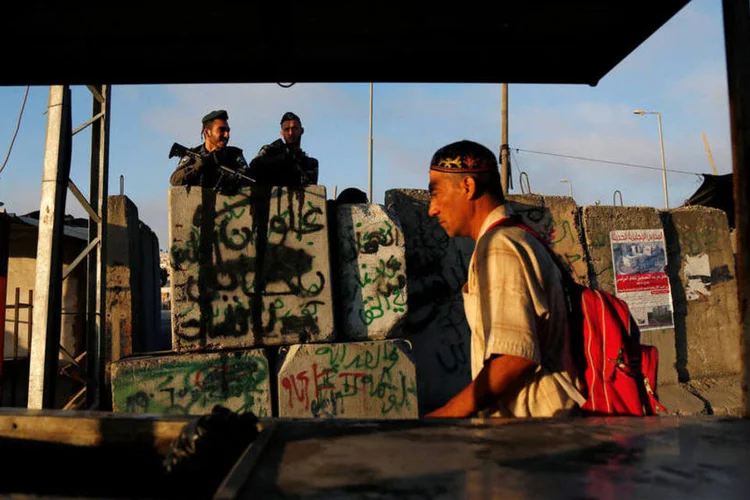 
	Cisjord&acirc;nia: Netanyahu tamb&eacute;m aprovou um projeto de 240 novas casas nas col&ocirc;nias de Jerusal&eacute;m Oriental, a parte de maioria &aacute;rabe da cidade
 (Mohamad Torokman / Reuters)