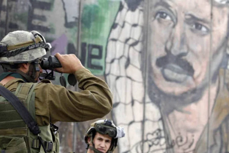 
	Cisjord&acirc;nia est&aacute; sob influ&ecirc;ncia do presidente palestino apoiado pelos EUA, Mahmoud Abbas, por&eacute;m muitos habitantes s&atilde;o simp&aacute;ticos ao grupo rival, o Hamas
 (Marko Djurica/Reuters)