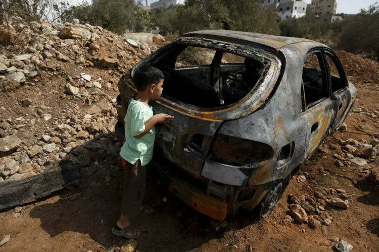 
	Na &uacute;ltima madrugada supostos extremistas judeus incendiaram um ve&iacute;culo palestino perto de Ramala
 (REUTERS/Mohamad Torokman)