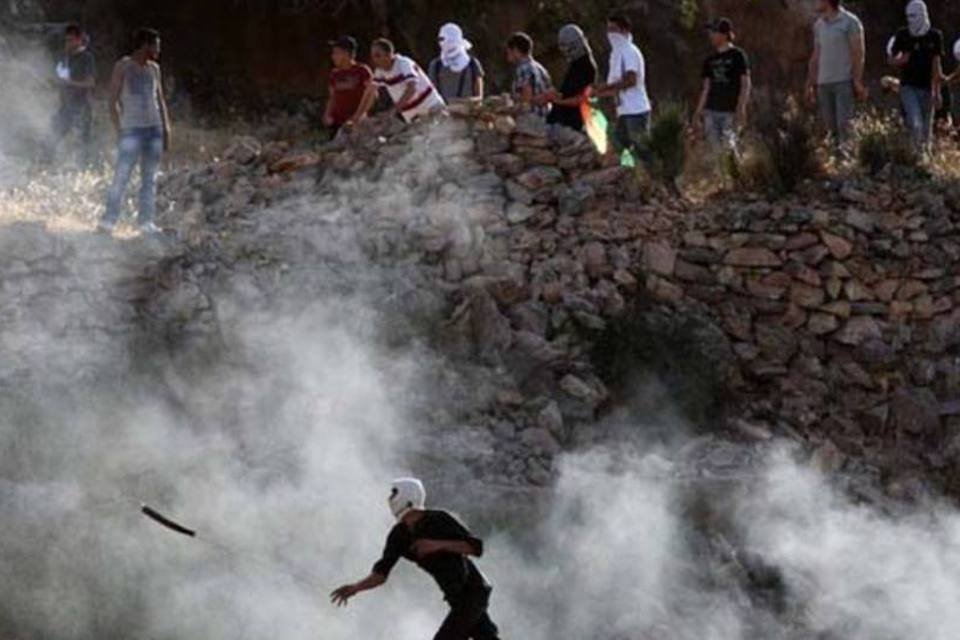 Colonos da Cisjordânia enfrentam polícia israelense