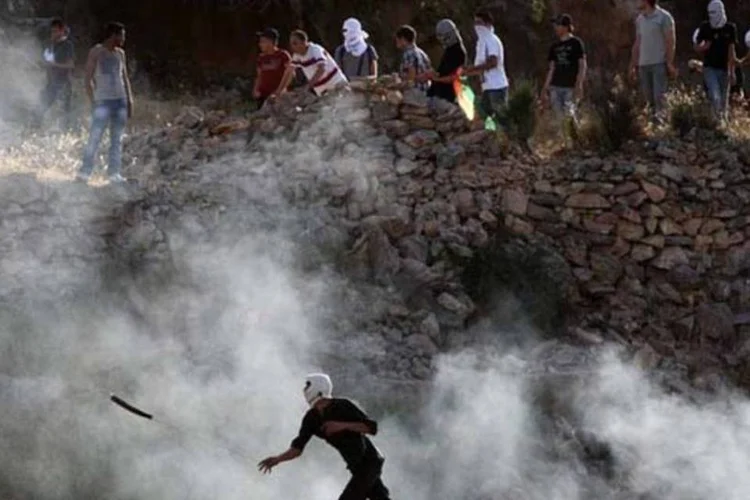 
	Manifestante palestino atira pedras durante um protesto em Ramallah em 21 de junho: ao menos 250 extremistas participaram das a&ccedil;&otilde;es
 (AFP/ Abbas Momani)