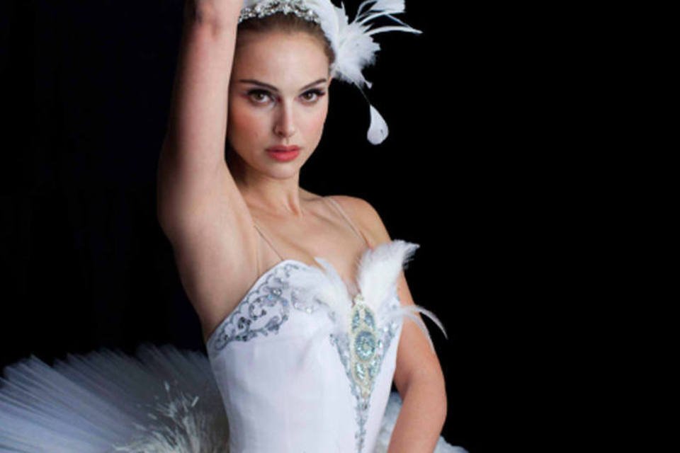 Natalie Portman, em Cisne Negro: 250.000 cristais Swarovski foram utilizados nas fantasias de balé do filme (Divulgação)