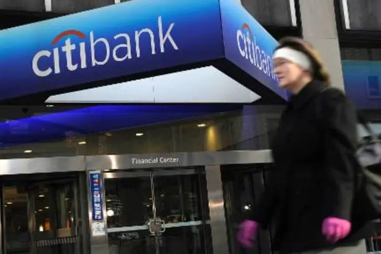 
	Mulher passa na frente de uma ag&ecirc;ncia do Citibank: os bancos comerciais n&atilde;o t&ecirc;m balan&ccedil;o na regi&atilde;o para financiar investimentos de longu&iacute;ssimo prazo
 (Emmanuel Dunand/AFP)