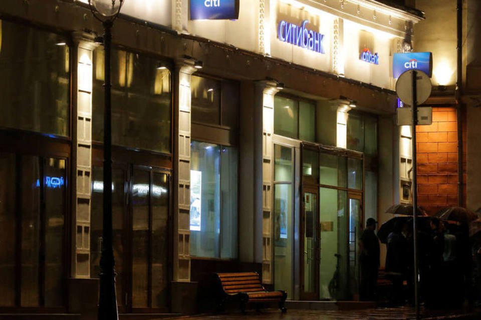 Homem faz quatro reféns em banco em Moscou