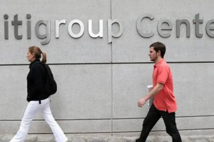 Pedestres passam pelo prédio do grupo americano Citi em São Francisco: o Citigroup disse que aceitou fechar o acordo para evitar mais custas judiciais (©AFP/Getty Images / Justin Sullivan)